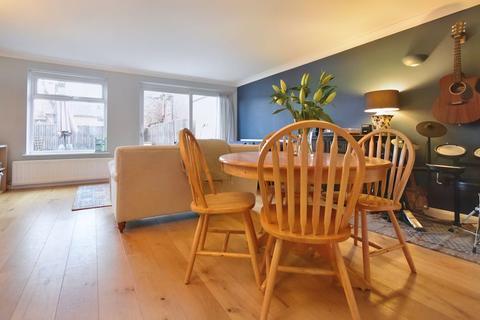 2 Lea Close, Badshot Lea, Farnham, GU9 9LW