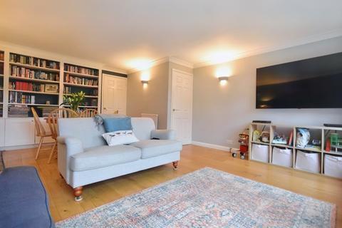 2 Lea Close, Badshot Lea, Farnham, GU9 9LW