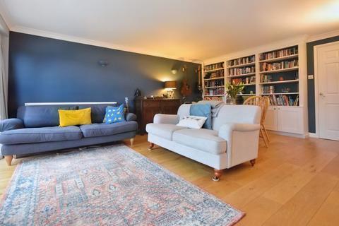 2 Lea Close, Badshot Lea, Farnham, GU9 9LW