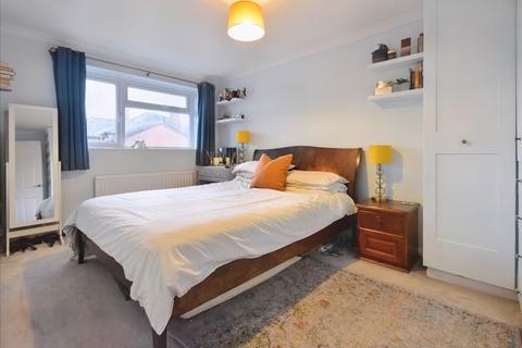 2 Lea Close, Badshot Lea, Farnham, GU9 9LW
