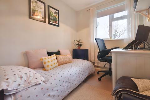 2 Lea Close, Badshot Lea, Farnham, GU9 9LW