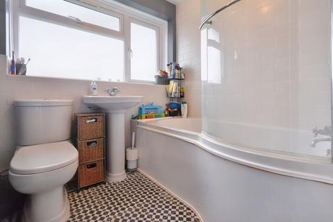 2 Lea Close, Badshot Lea, Farnham, GU9 9LW