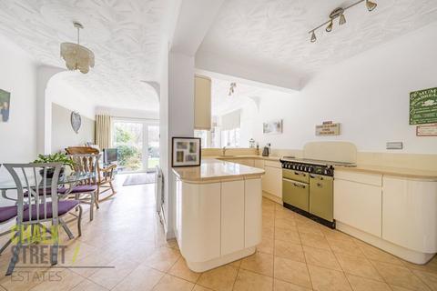11 Netherpark Drive, Romford, RM2 5RJ