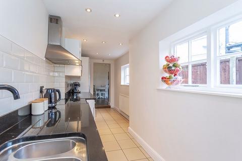 21 Queens Road, Thames Ditton, KT7 0QY