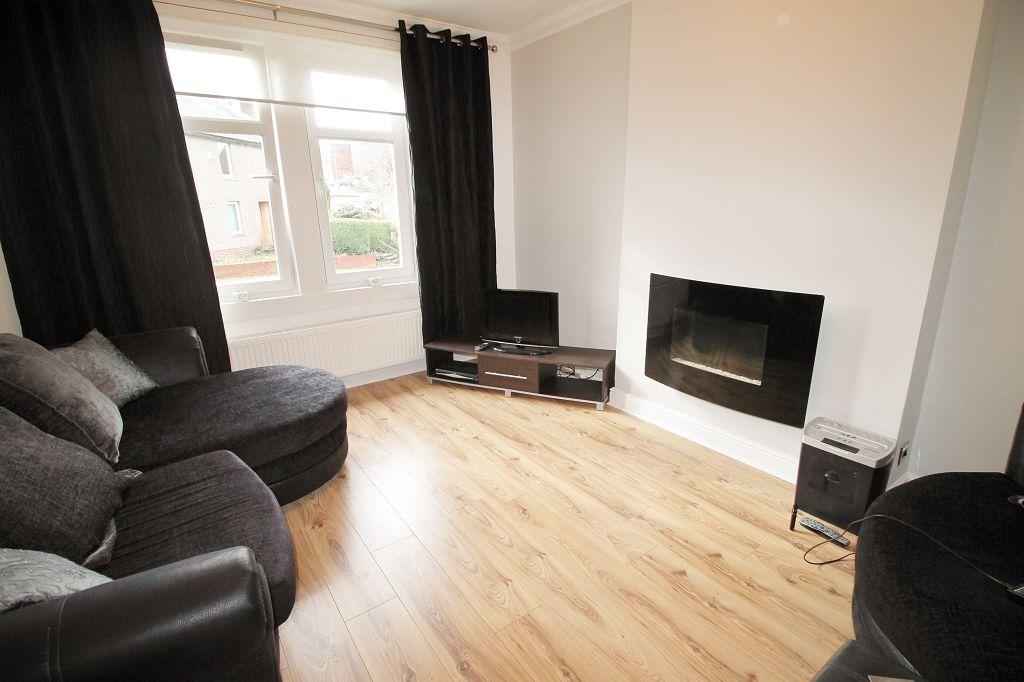 Barnes Avenue, Dundee, DD4 9AE 3 bed flat £700 pcm (£162 pw)
