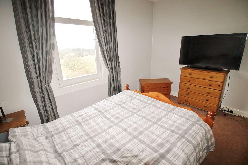 Barnes Avenue, Dundee, DD4 9AE 3 bed flat £700 pcm (£162 pw)