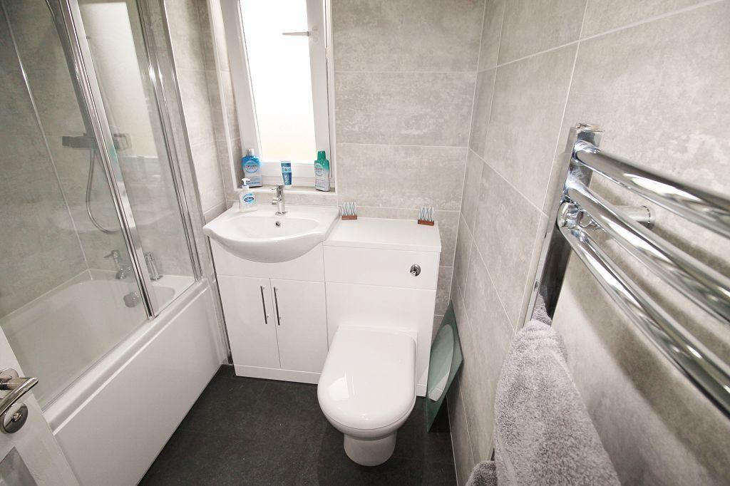 Barnes Avenue, Dundee, DD4 9AE 3 bed flat £700 pcm (£162 pw)