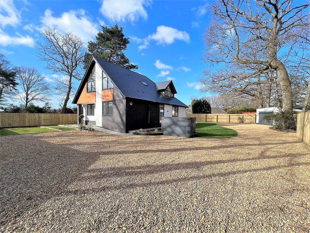 York Road, Broadstone, BH18 4 bed chalet £775,000
