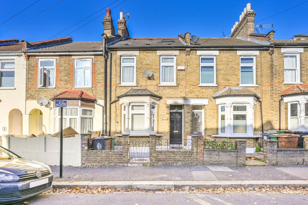 Worcester Road, Walthamstow, London, E17 3 bed terraced house £2,600 pcm (£600 pw)