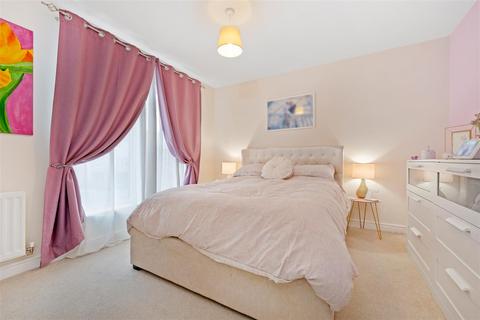 4 bedroom townhouse for sale - Eilmer Close, Addlestone