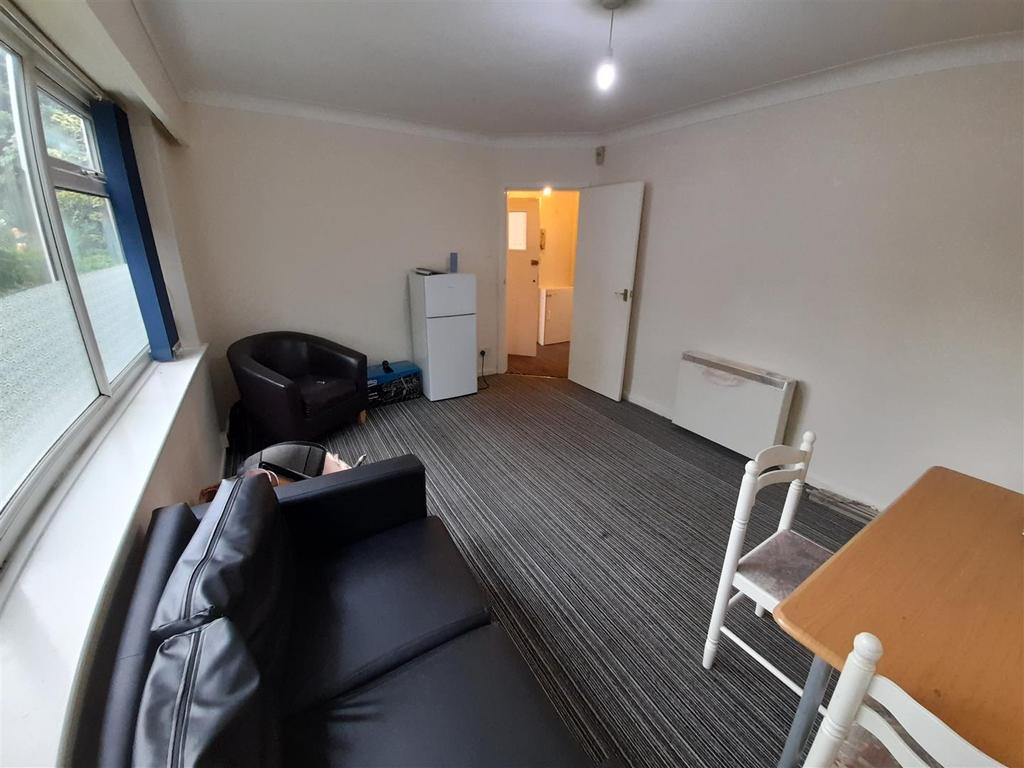 Lavenham Close, Bury 1 bed apartment £595 pcm (£137 pw)