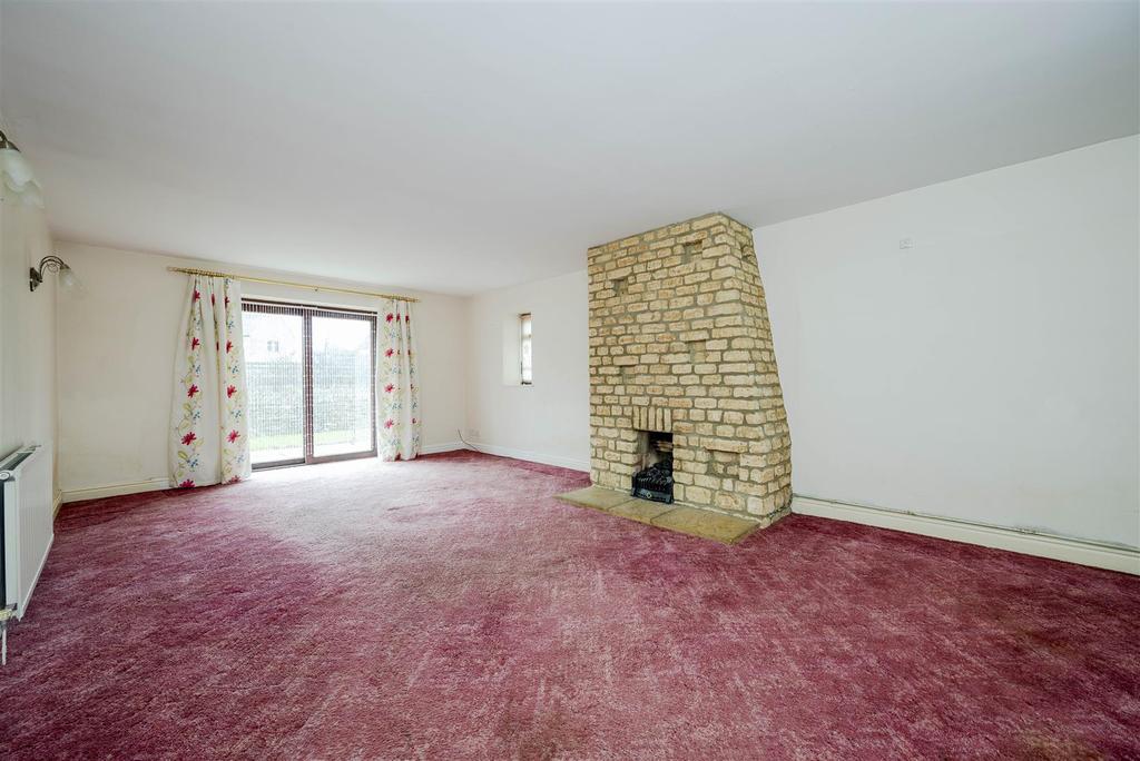 Rye Close, BourtonOnTheWater... 5 bed detached bungalow £725,000