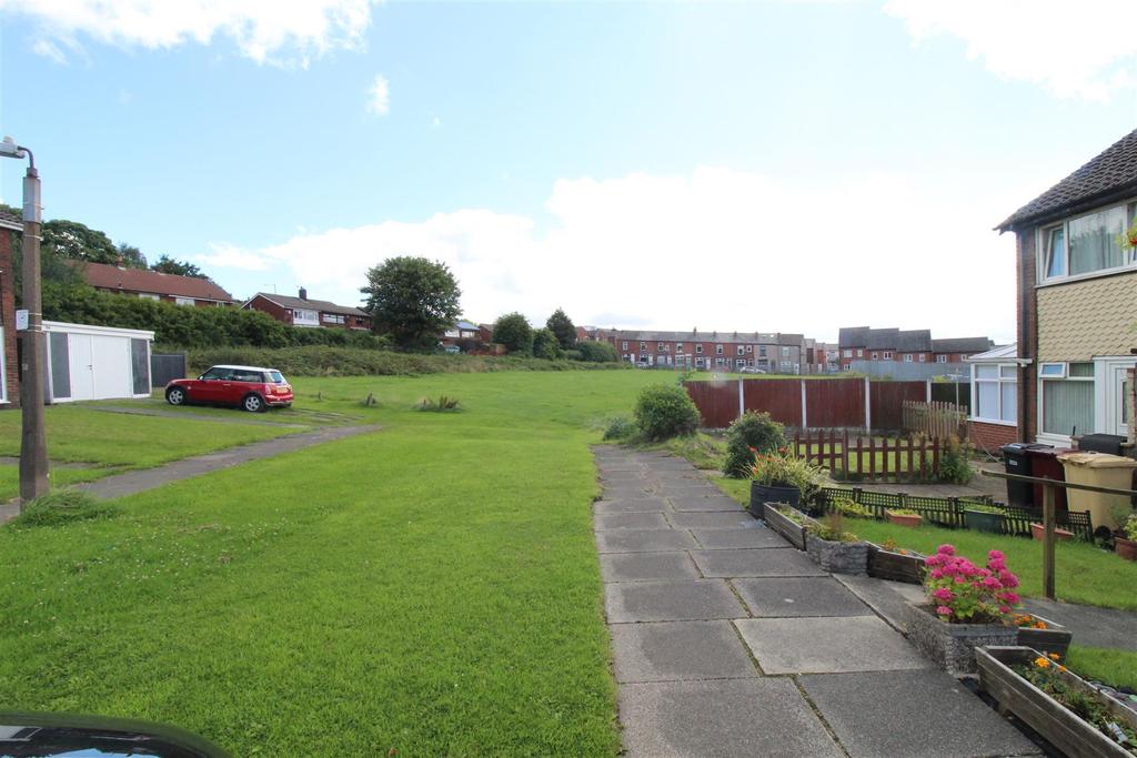 Thirlmere Avenue, Horwich, Bolton 3 bed townhouse £800 pcm (£185 pw)