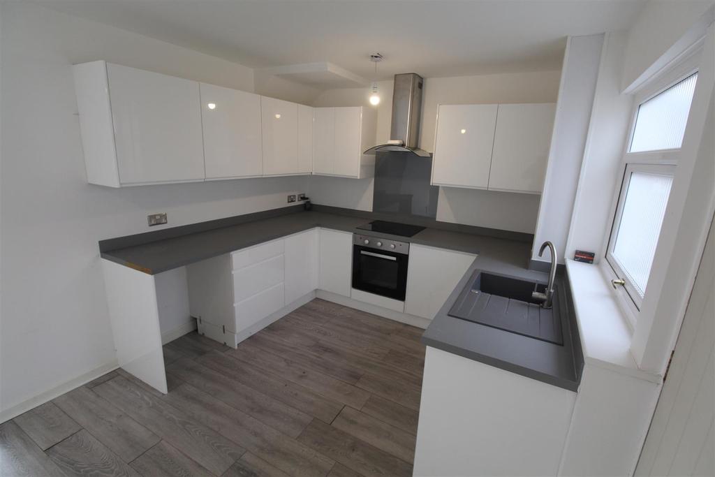 Thirlmere Avenue, Horwich, Bolton 3 bed townhouse £800 pcm (£185 pw)