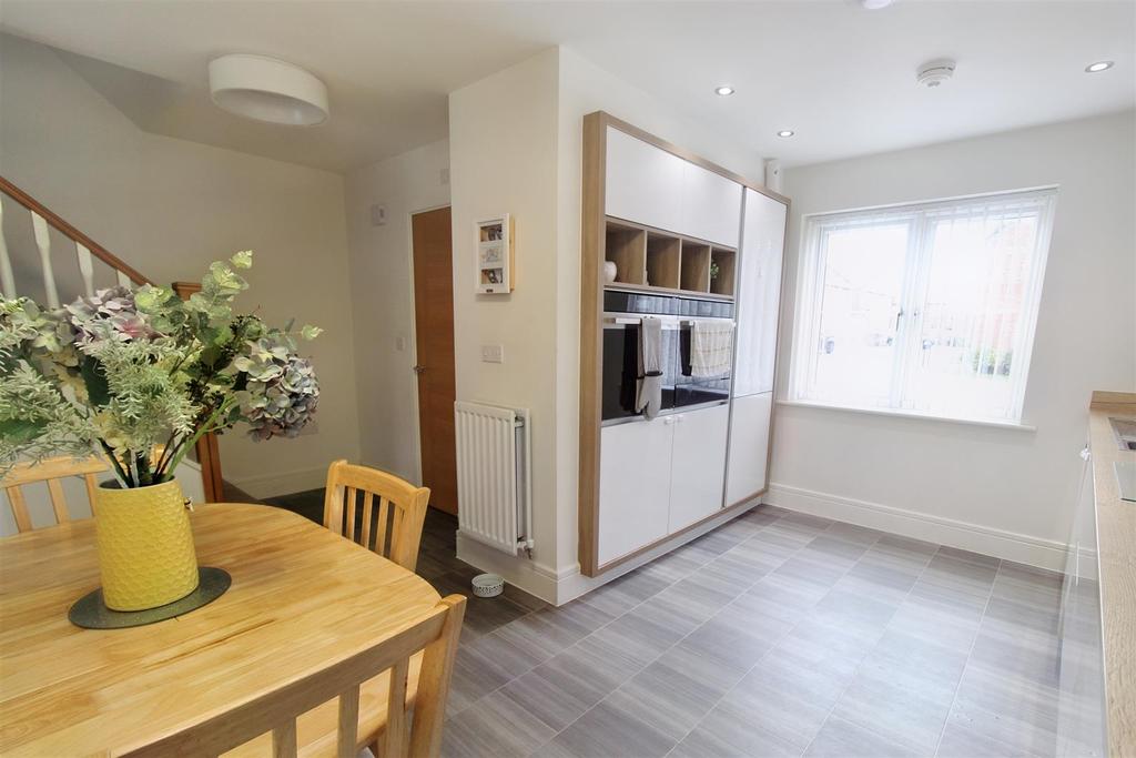 Staith Lane, Mapplewell, S75 6GT 3 bed semidetached house for sale £
