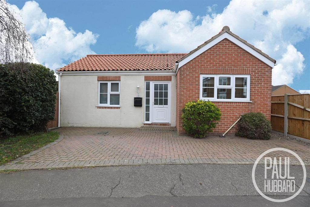 Bloomsbury Close, Lowestoft 2 bed detached bungalow £220,000