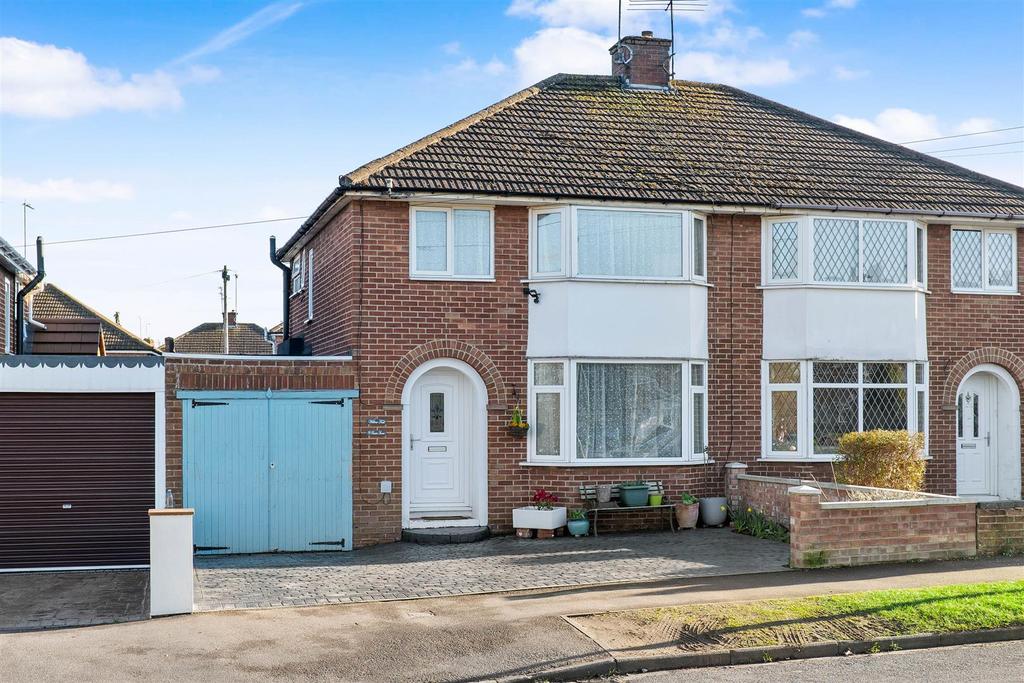 Ruscote Avenue, Banbury 3 bed semidetached house for sale £325,000