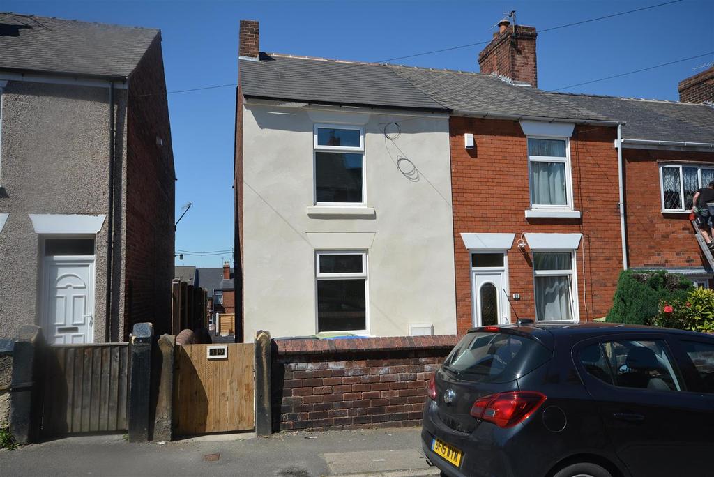 Queen Street, Brimington... 2 bed end of terrace house £675 pcm (£156 pw)