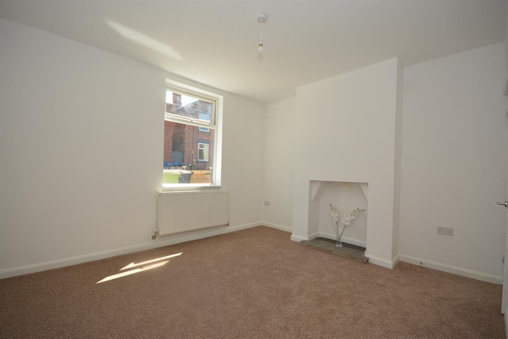 Queen Street, Brimington... 2 bed end of terrace house £675 pcm (£156 pw)