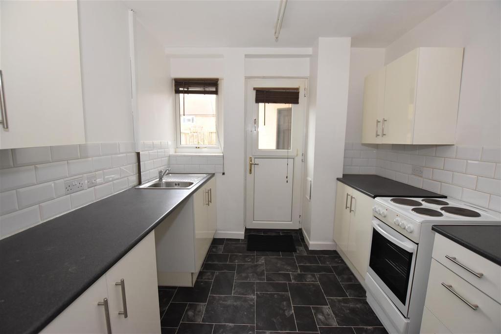 Caledon Close, Hull 2 bed end of terrace house £595 pcm (£137 pw)