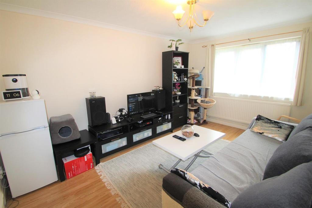 Holme Place, Hales Park, Hemel Hempstead 1 bed flat £925 pcm (£213 pw)