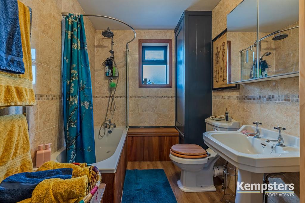 Bathroom 2nd.jpg