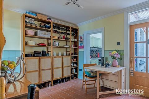 103 Dock Road, Grays, RM17 6EY