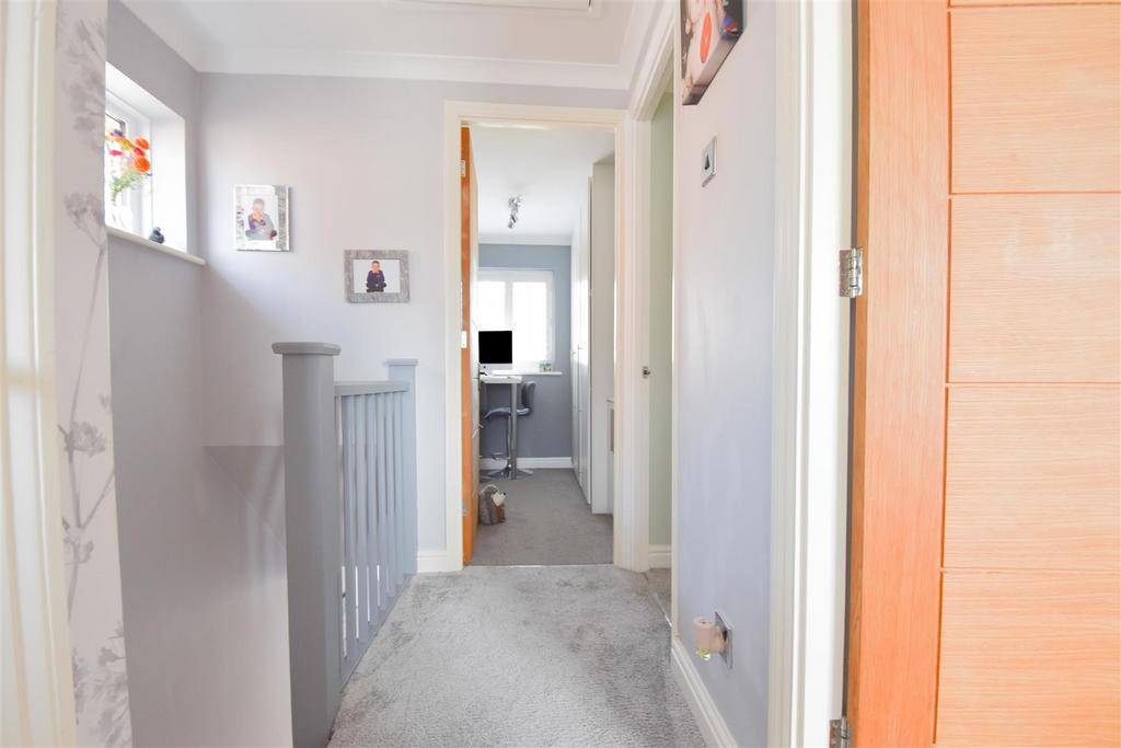 010 - Upstairs Hallway.jpg