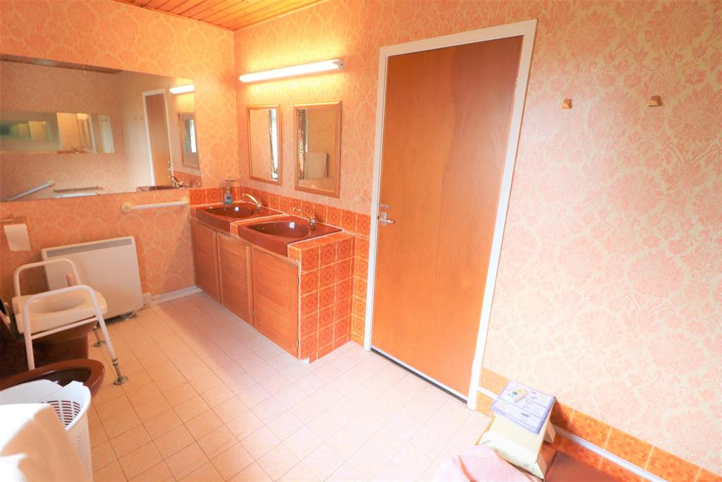 En suite bathroom