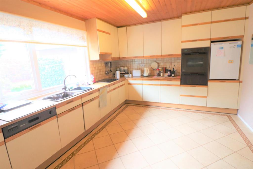 Breakfasting kitchen