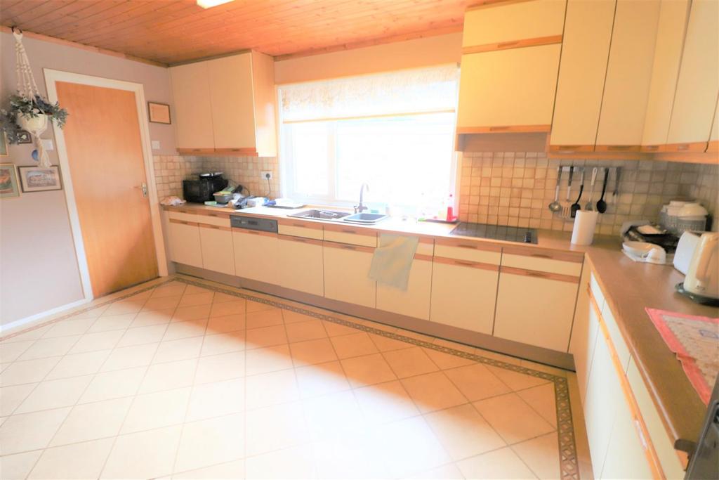Breakfasting kitchen
