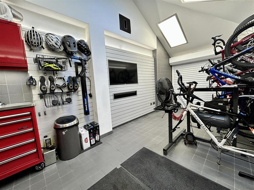 Garage/bike store