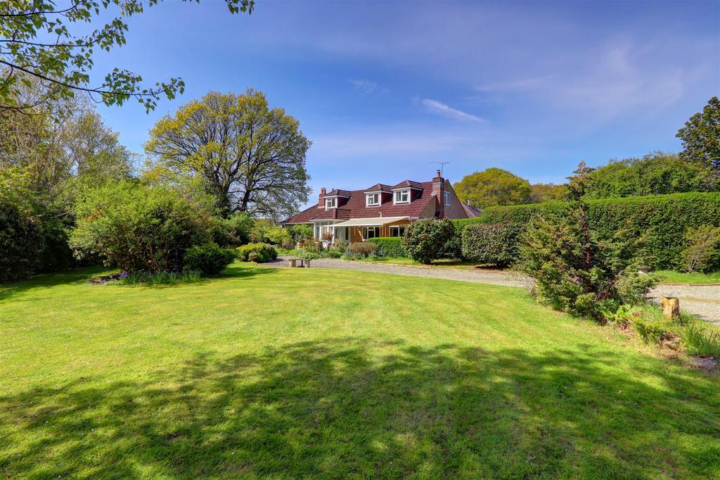 Awbridge, Romsey, Hampshire 5 bed detached house for sale £895,000