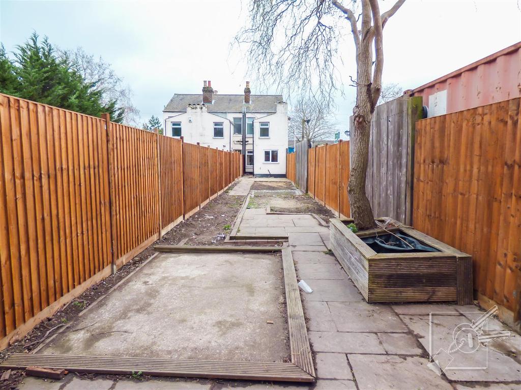 London Road, Stone, Dartford 2 bed end of terrace house £350,000