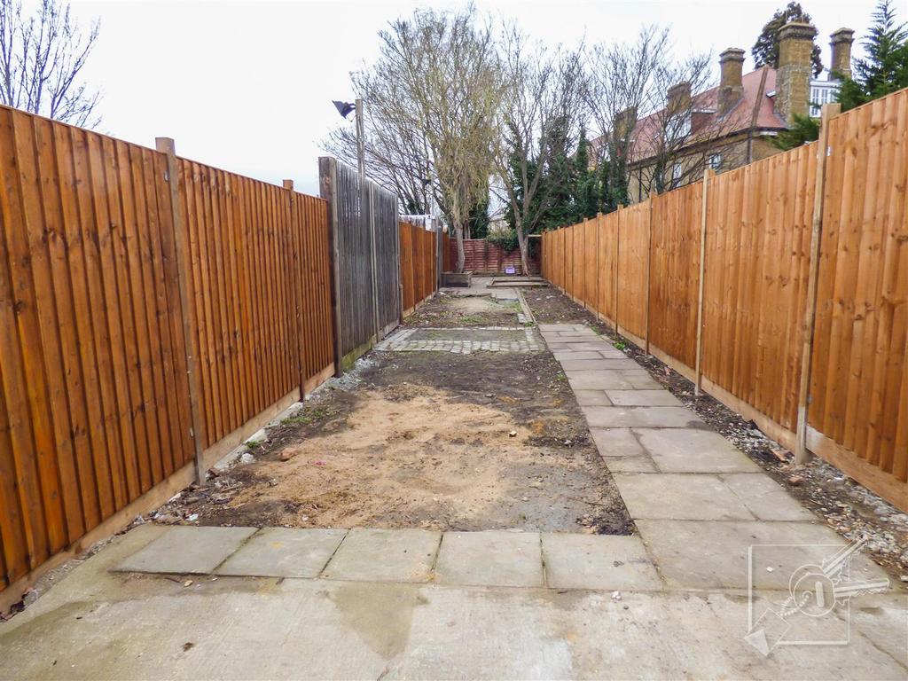 London Road, Stone, Dartford 2 bed end of terrace house £350,000
