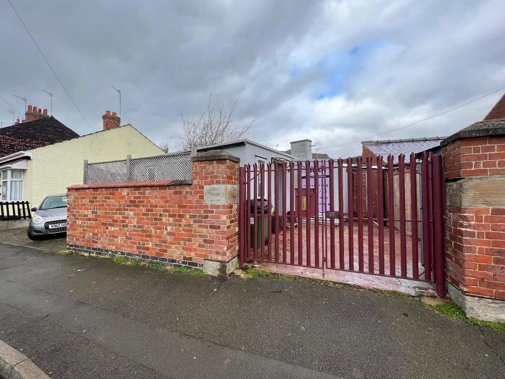 Unit 4 Harrington Road, Desborough... Industrial unit £450 pcm (£