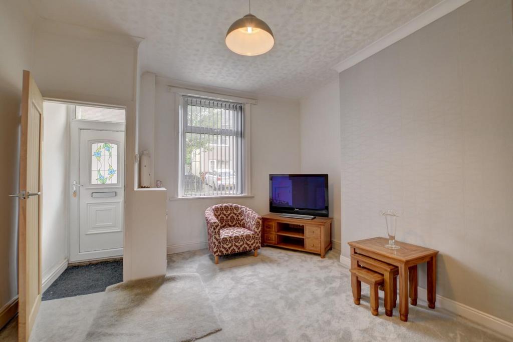 Edgar Street, Huncoat 2 bed terraced house £650 pcm (£150 pw)