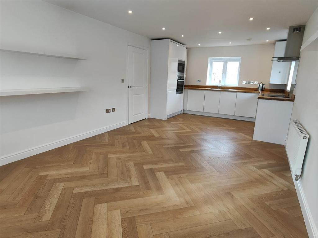 23 Draybank Road, Broadheath, Altrincham 2 bed apartment £950 pcm (£