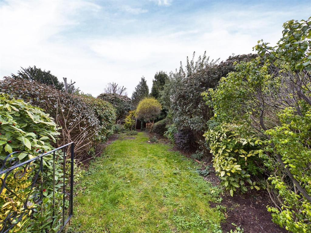 Osmond Gardens, Wallington 5 bed semidetached house £625,000