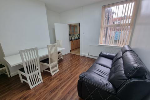 4 bedroom terraced house to rent - Holywood Street, M14 4ES