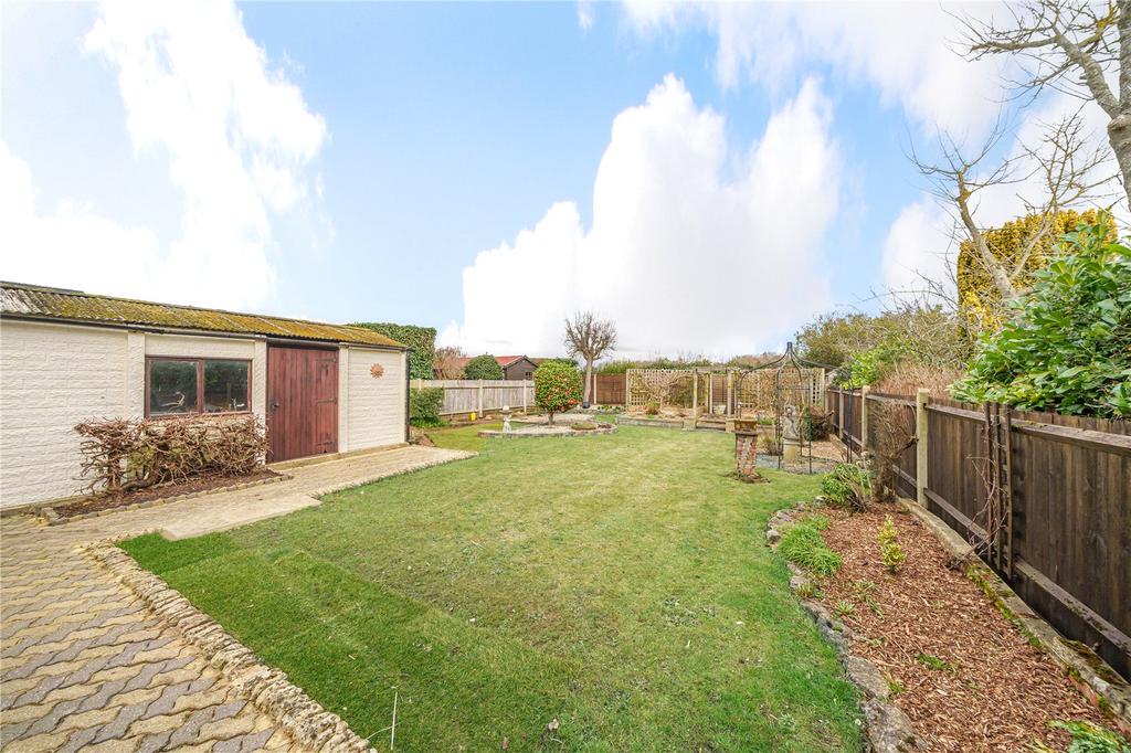Lois Drive, Shepperton, TW17 3 bed bungalow £2,000 pcm (£462 pw)