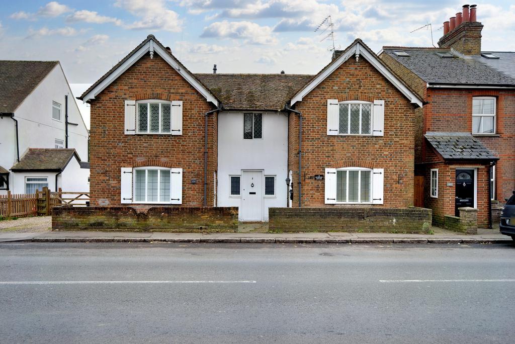 Riverview Cottages, Uxbridge Road, Rickmansworth, WD3 2 bed end of