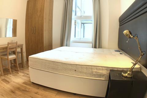 Studio to rent, Cheniston Gardens, London W8