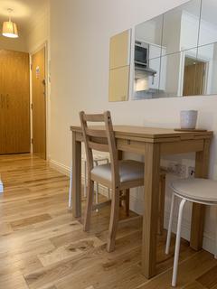 Studio to rent, Cheniston Gardens, London W8