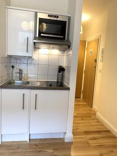 Studio to rent, Cheniston Gardens, London W8