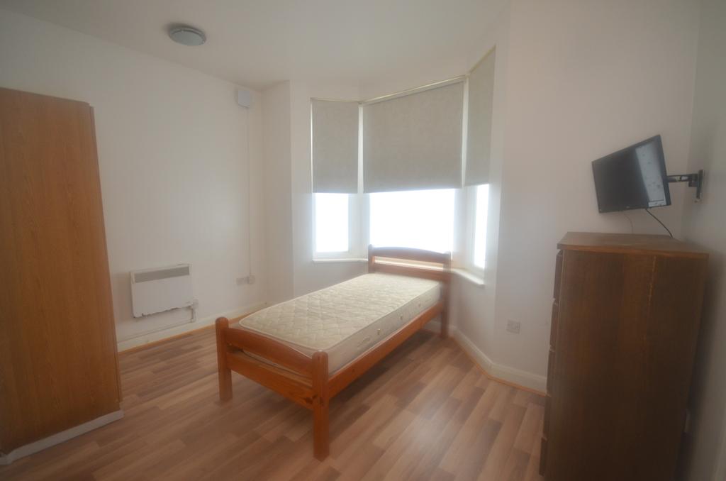 Brownhill Road, Catford, London, SE6 Studio - £950 pcm (£219 pw)