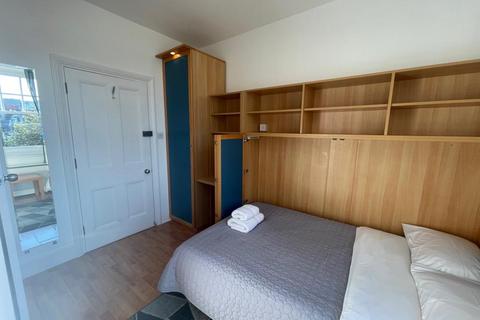 Studio to rent, Fulham Palace Road, Hammersmith, London, W6