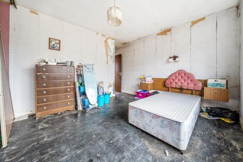35 Bramley Close, Chertsey, KT16 8HJ