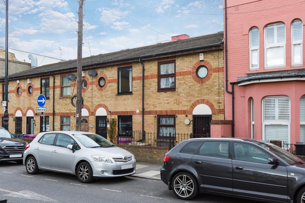 Old Ford Road, Bow E3 2 bed terraced house £525,000