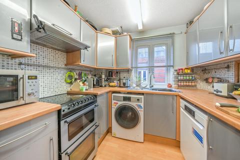 2 bedroom flat for sale, Vicarage Hill, Alton, Hampshire, GU34